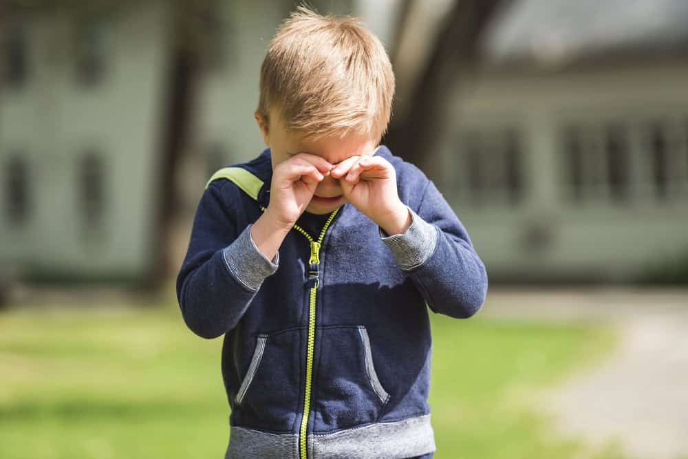 Mon enfant refuse d’aller chez son autre parent : suis-je obligé de le forcer ?