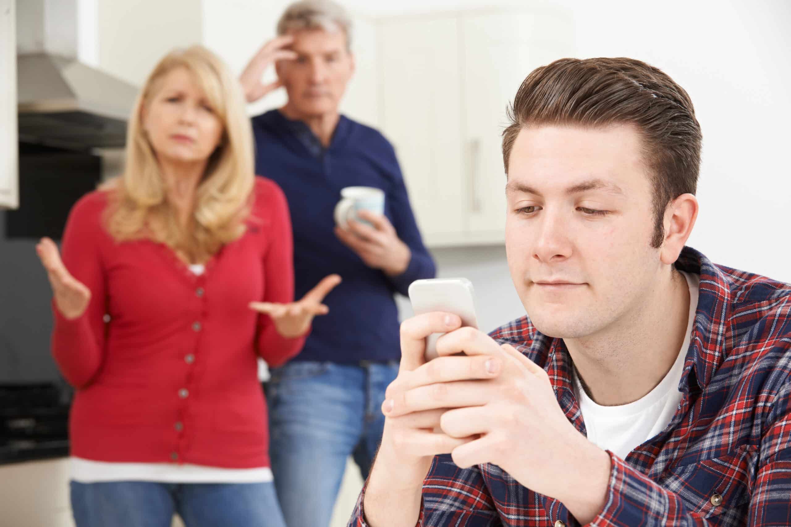 Comment un parent peut-il faire face à l’accueil de son enfant majeur sans travail ni études à son domicile ?